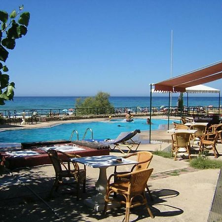 Seafront Calista Beach House With Garden กลีฟาดา ภายนอก รูปภาพ