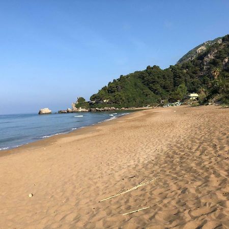 Seafront Calista Beach House With Garden กลีฟาดา ภายนอก รูปภาพ