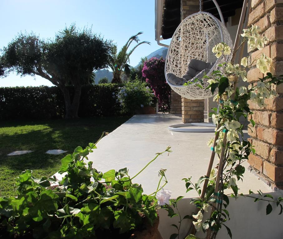 Seafront Calista Beach House With Garden กลีฟาดา ภายนอก รูปภาพ