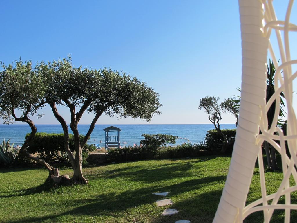 Seafront Calista Beach House With Garden กลีฟาดา ภายนอก รูปภาพ