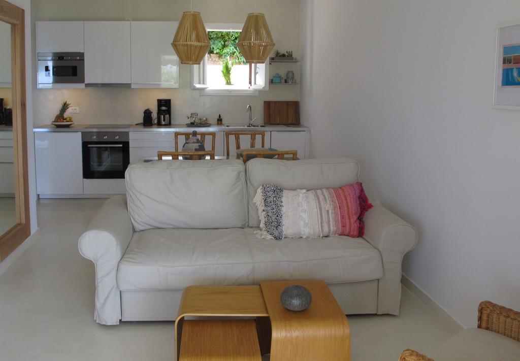 Seafront Calista Beach House With Garden กลีฟาดา ภายนอก รูปภาพ