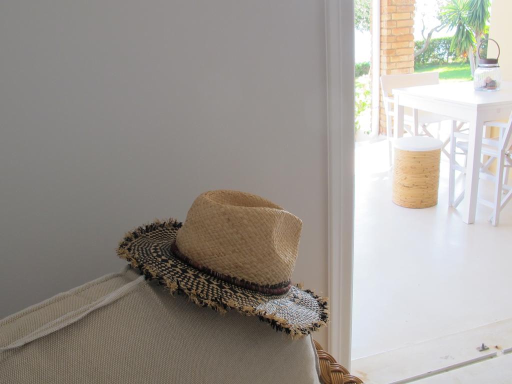Seafront Calista Beach House With Garden กลีฟาดา ภายนอก รูปภาพ