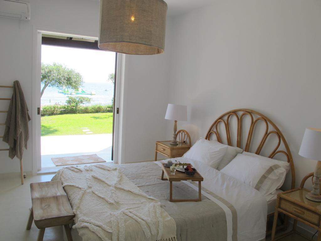 Seafront Calista Beach House With Garden กลีฟาดา ภายนอก รูปภาพ
