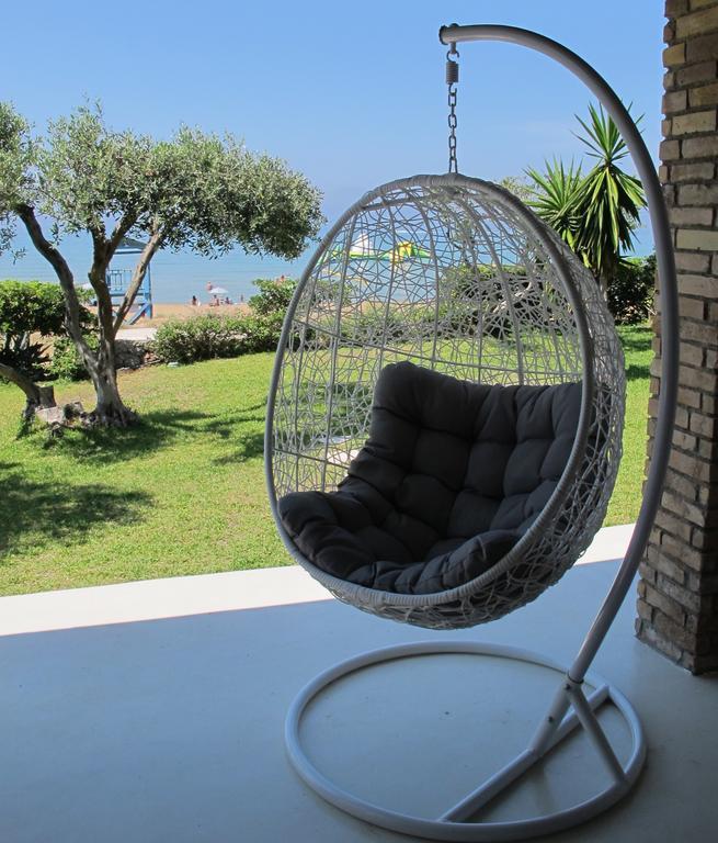 Seafront Calista Beach House With Garden กลีฟาดา ภายนอก รูปภาพ