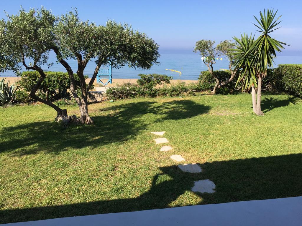 Seafront Calista Beach House With Garden กลีฟาดา ภายนอก รูปภาพ