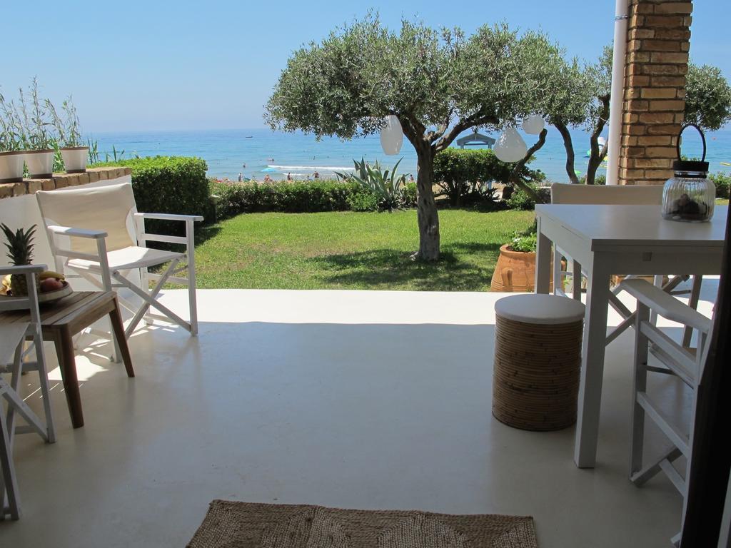 Seafront Calista Beach House With Garden กลีฟาดา ภายนอก รูปภาพ