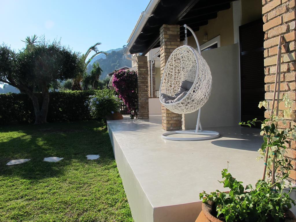 Seafront Calista Beach House With Garden กลีฟาดา ภายนอก รูปภาพ