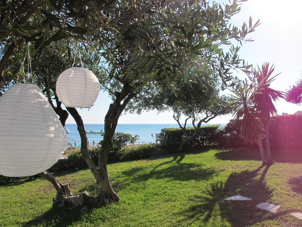 Seafront Calista Beach House With Garden กลีฟาดา ภายนอก รูปภาพ
