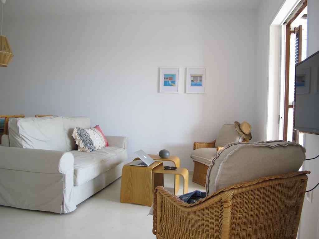 Seafront Calista Beach House With Garden กลีฟาดา ภายนอก รูปภาพ