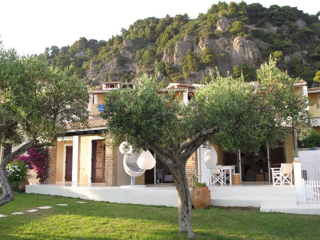 Seafront Calista Beach House With Garden กลีฟาดา ภายนอก รูปภาพ