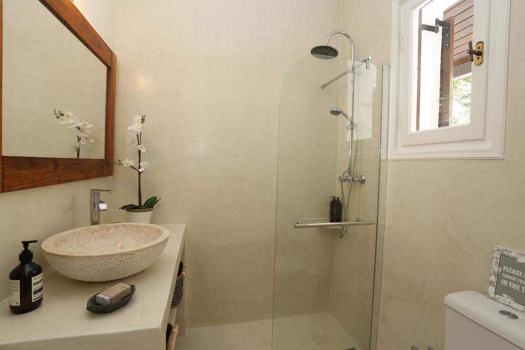 Seafront Calista Beach House With Garden กลีฟาดา ภายนอก รูปภาพ