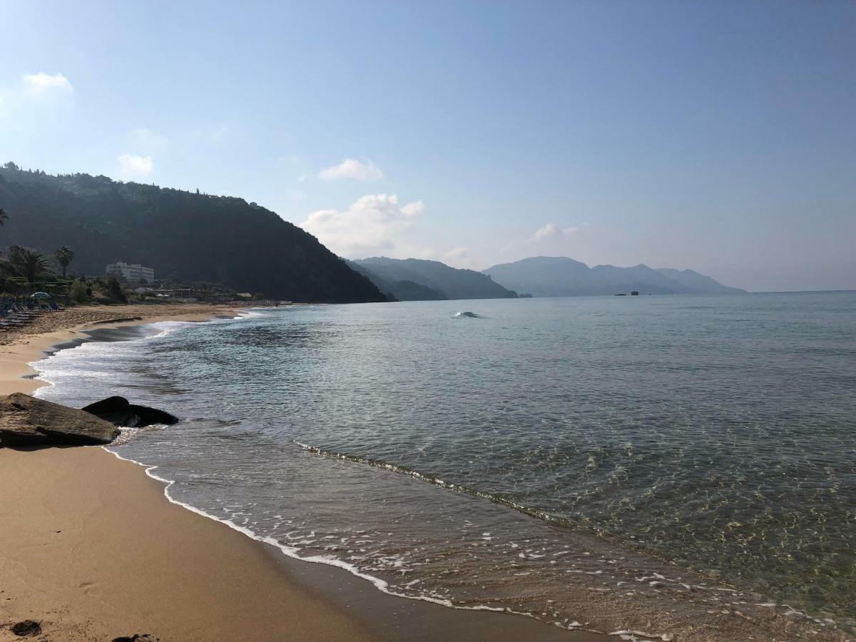 Seafront Calista Beach House With Garden กลีฟาดา ภายนอก รูปภาพ