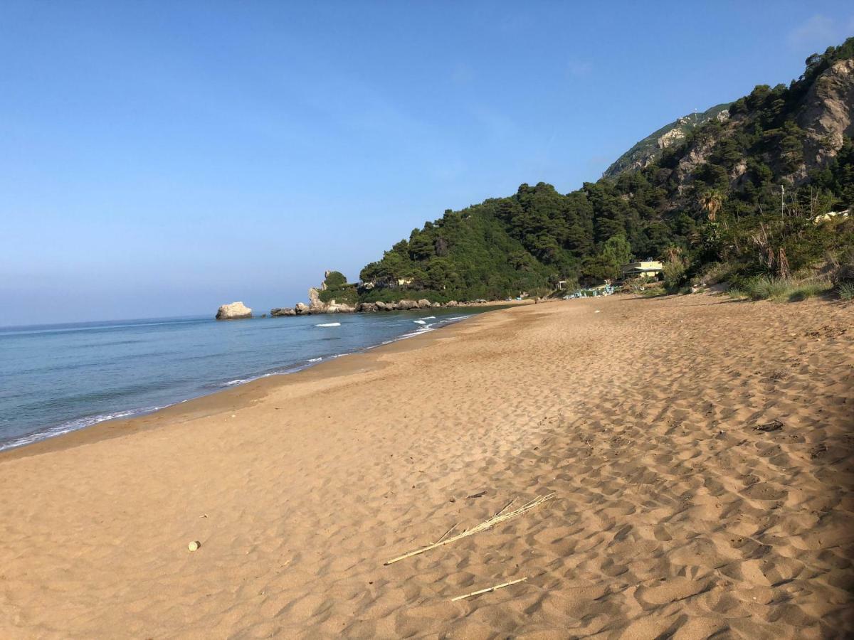Seafront Calista Beach House With Garden กลีฟาดา ภายนอก รูปภาพ